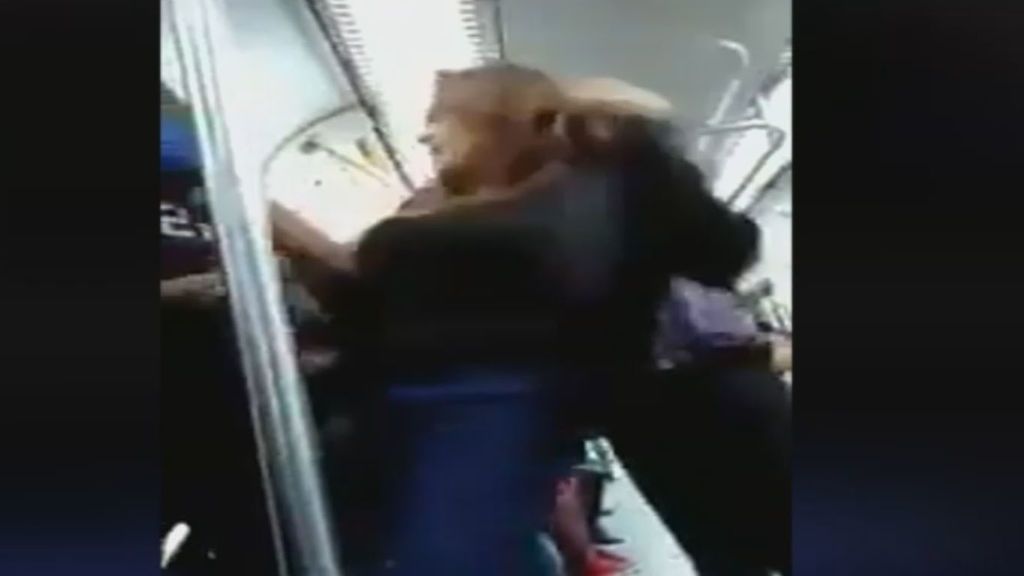 Graban a una mujer pegando a una paliza a un policía en el metro de Monterrey