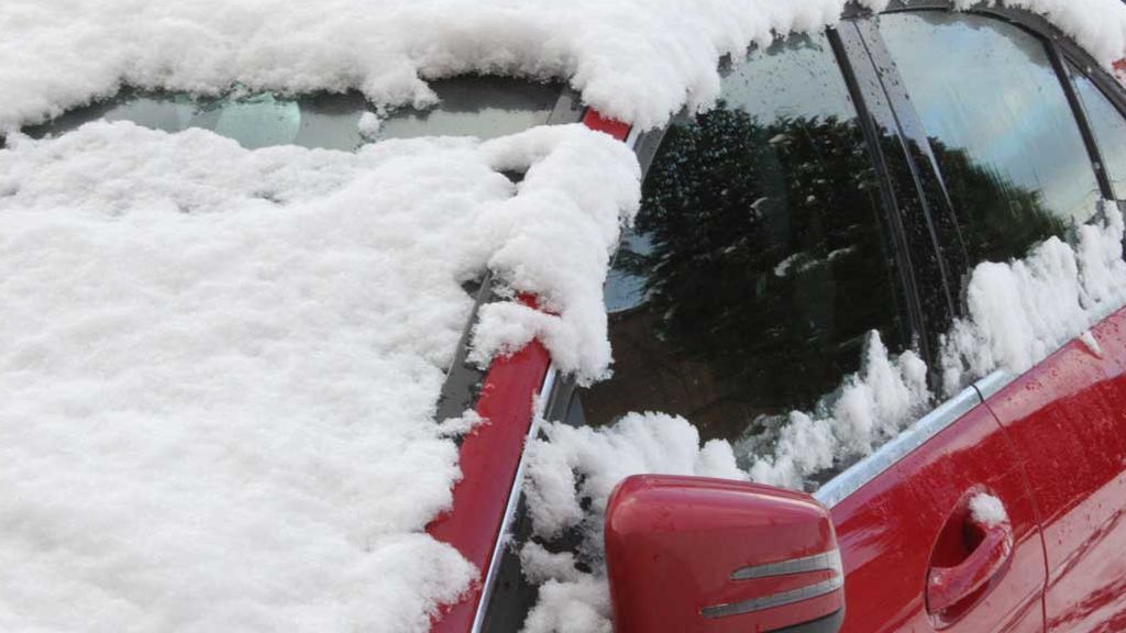 COCHE CUBIERTO NIEVE