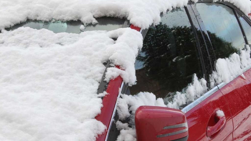 COCHE CUBIERTO NIEVE