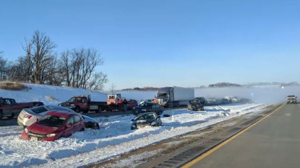 La poca visibilidad y la nieve provocan un accidente múltiple en una carretera de Wisconsin