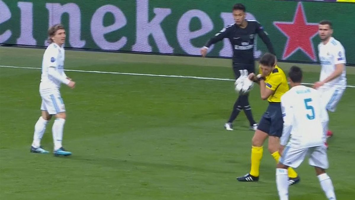 Neymar le da un balonazo en la cabeza al árbitro y deja aturdido al árbitro unos segundos