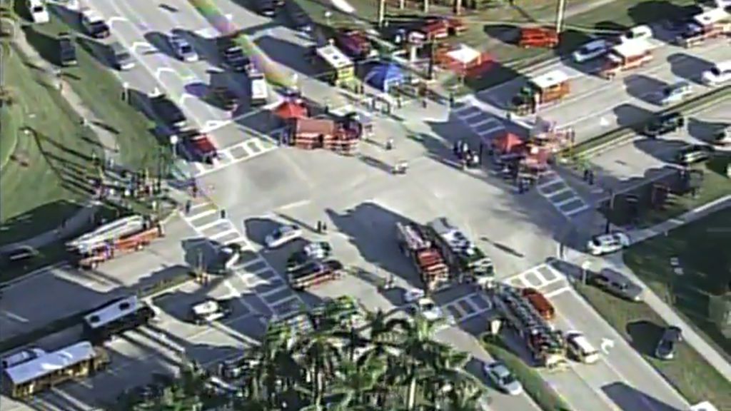 Ambulancias, coches de policía y camiones de bomberos acuden a ayudar a las victimas