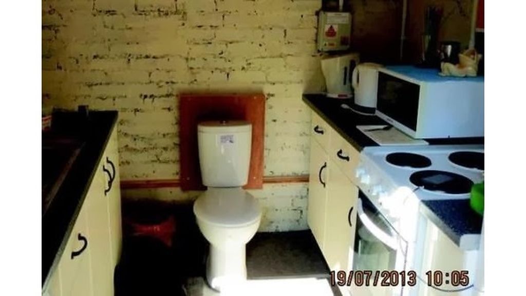000 Baños 5. Un retrete en la cocina.