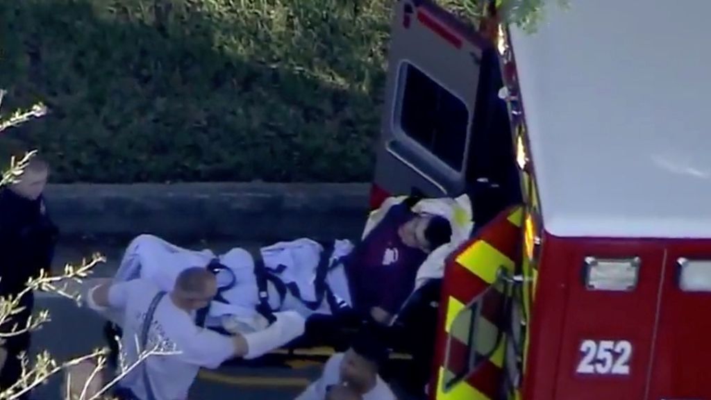 Las profesionales médicos atienden y trasladan a los heridos al hospital