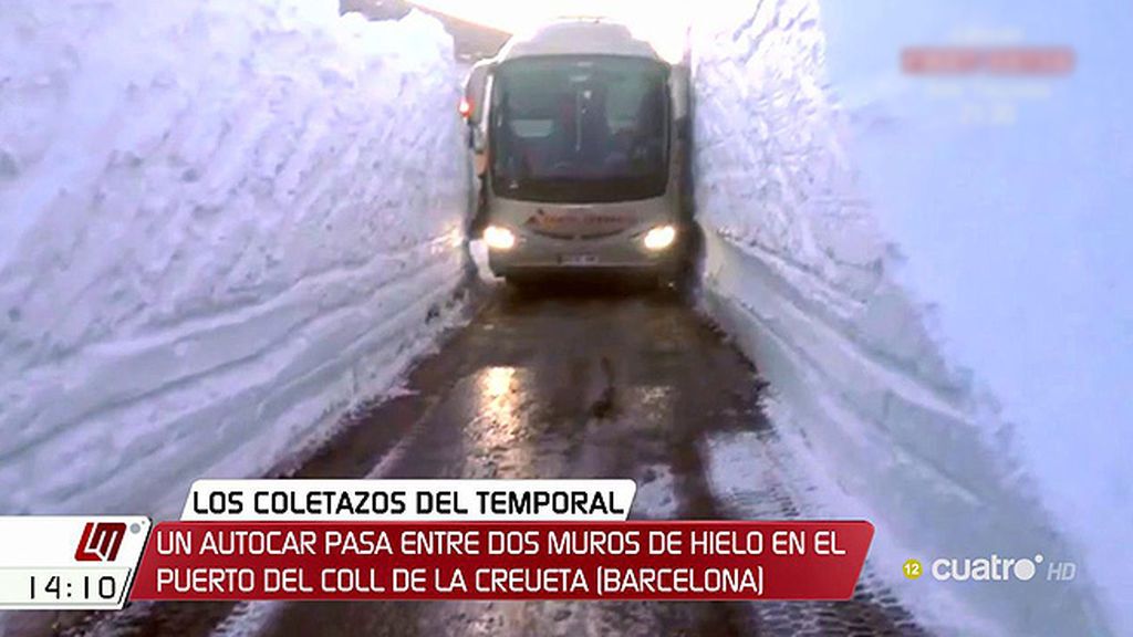 La impactante imagen del temporal: un autobús pasa por un pasillo entre paredes de nieve