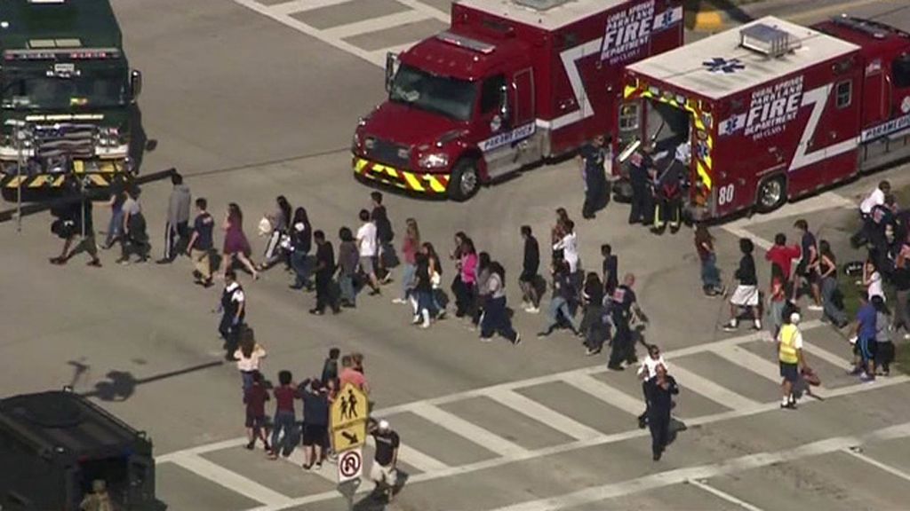 Los alumnos son evacuados del instituto Stoneman Douglas Highschool, en Miami, Florida