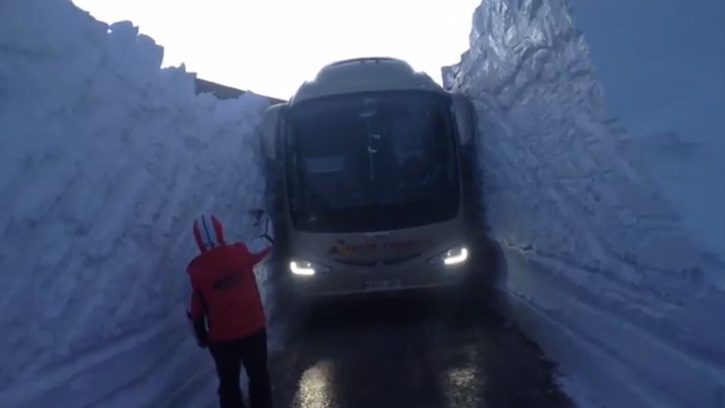 El complicado paso de un autobús entre dos paredes de nieve de más de cuatro metros en Cataluña