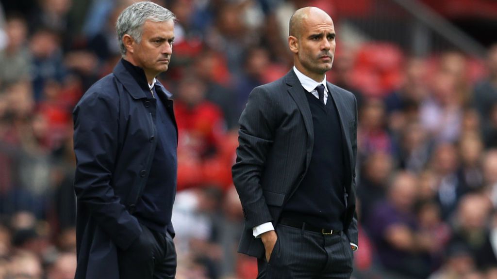 José Mourinho y Pep Guardiola, entrenadores del Manchester United y del Manchester City, respectivamente.