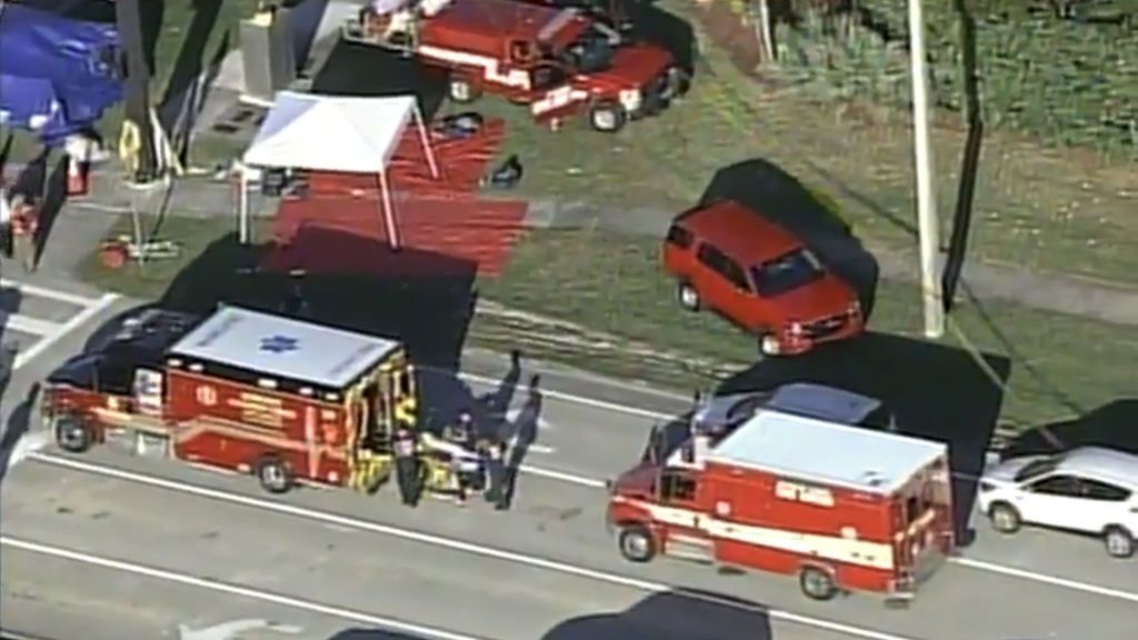 Los camiones de bomberos se agolpan a las puertas del centro escolar