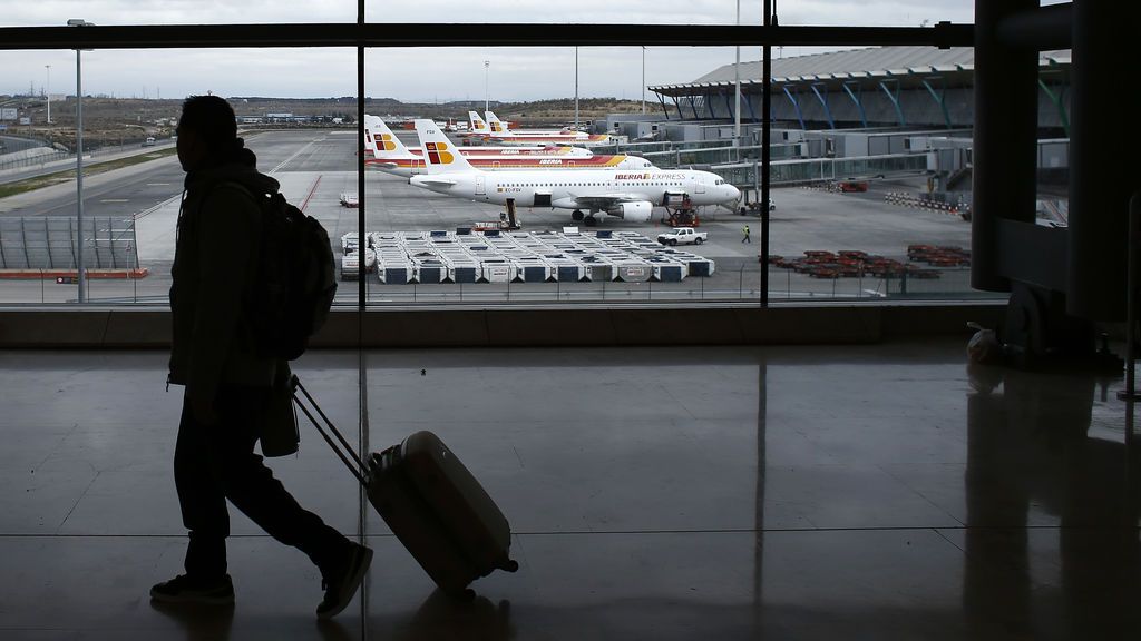 Resultado de imagen de Detenido un hombre que robaba maletas de las cintas transportadoras de Barajas