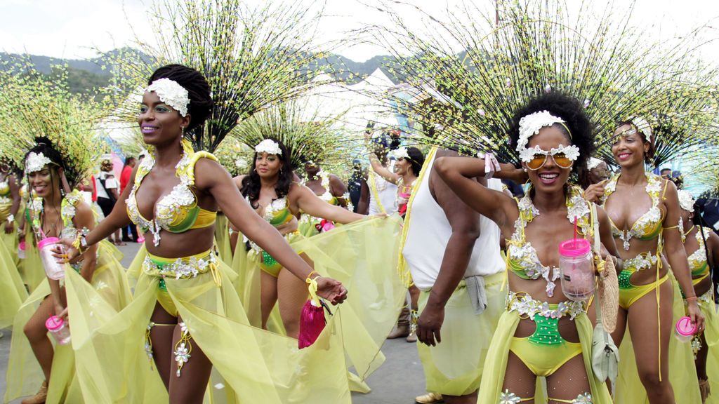 Los carnavales se despiden hasta el próximo año al ritmo de música y bailes