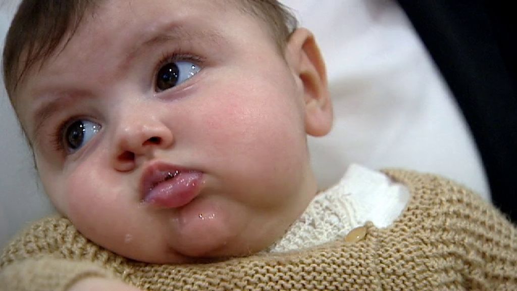 La primera bebé trasplantada con un corazón no compatible ya está en casa