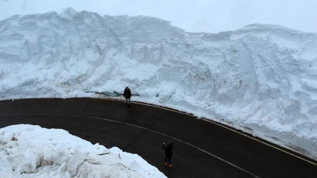 El increíble muro de nieve de San Isidro, a vista de dron