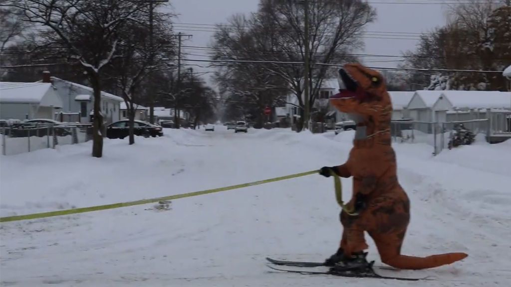 Vecinos en shock al ver a un Tyrannosaurus rex 'persiguiendo' a un 4x4 sobre unos esquís