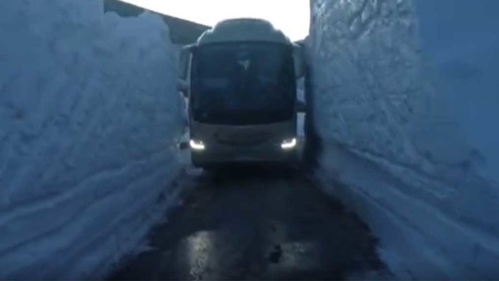 El reto de Lluis: pasar el autobús entre dos muros de nieve de su misma medida
