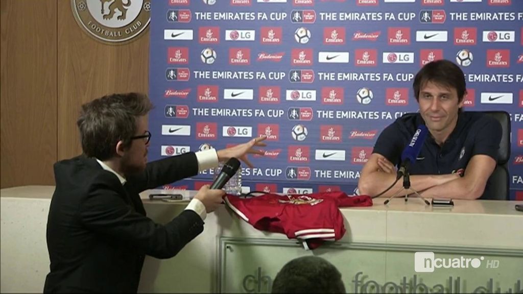 La reacción de Conte al recibir una camiseta del United con la firma de Mourinho