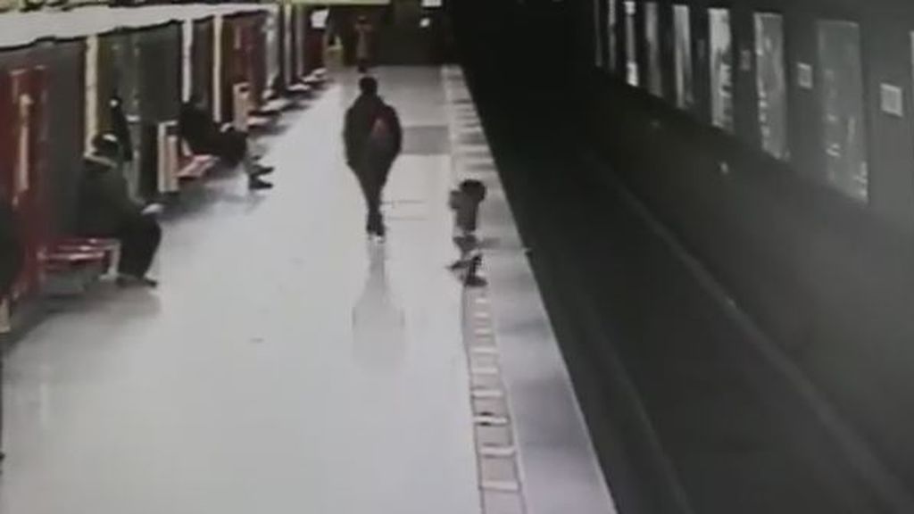 Todo un héroe de 18 años: salva a un niño de morir arrollado por el metro