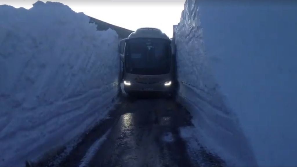 Un autobús escolar tuvo que atravesar un túnel de nieve de ¡¡4 metros de altura!!