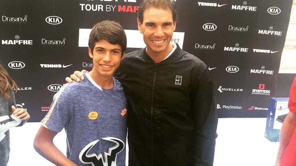 Carlos Alcaraz supera a Rafa Nadal al ganar su primer punto ATP con 14 años