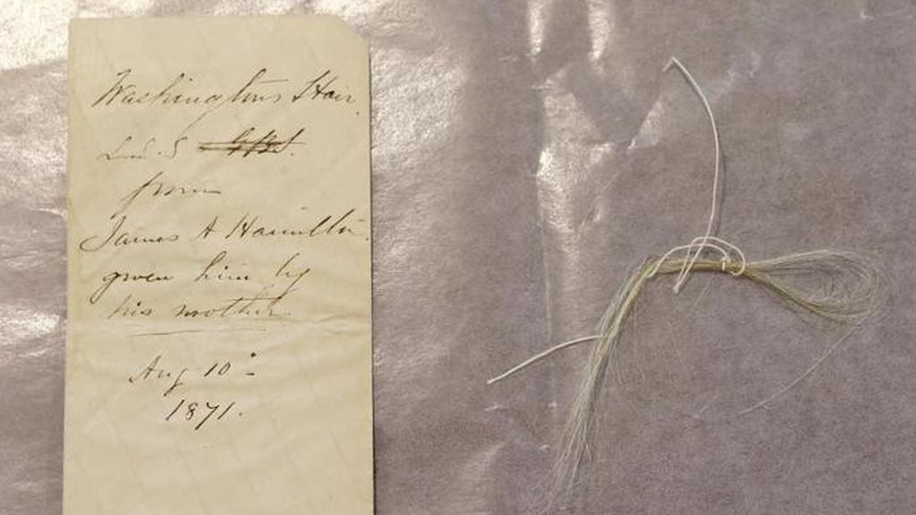 Trabajadores de una biblioteca neoyorkina descubren un mechón de George Washington dentro de un libro