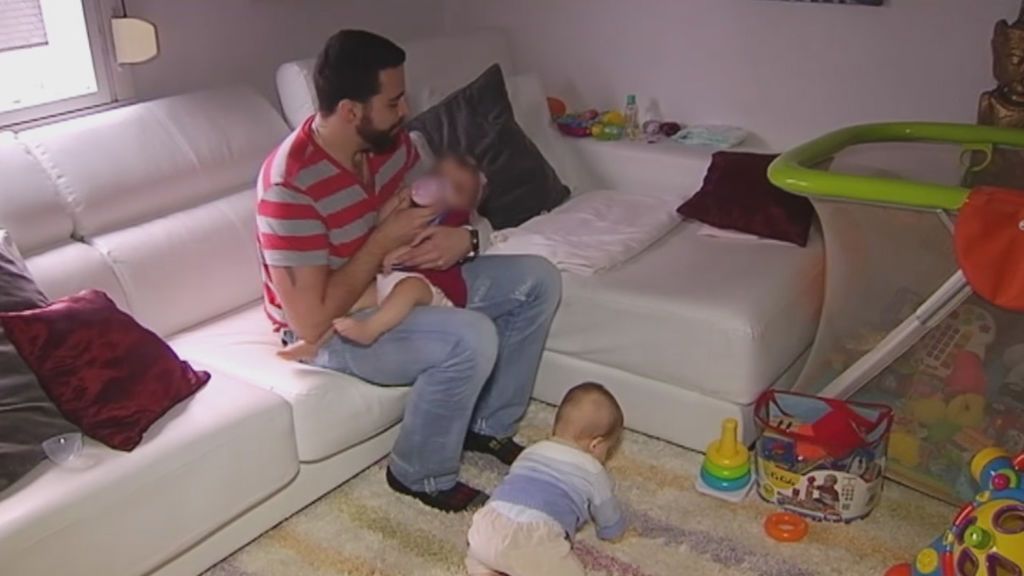 Euskadi equipara las bajas de paternidad y maternidad de sus funcionarios