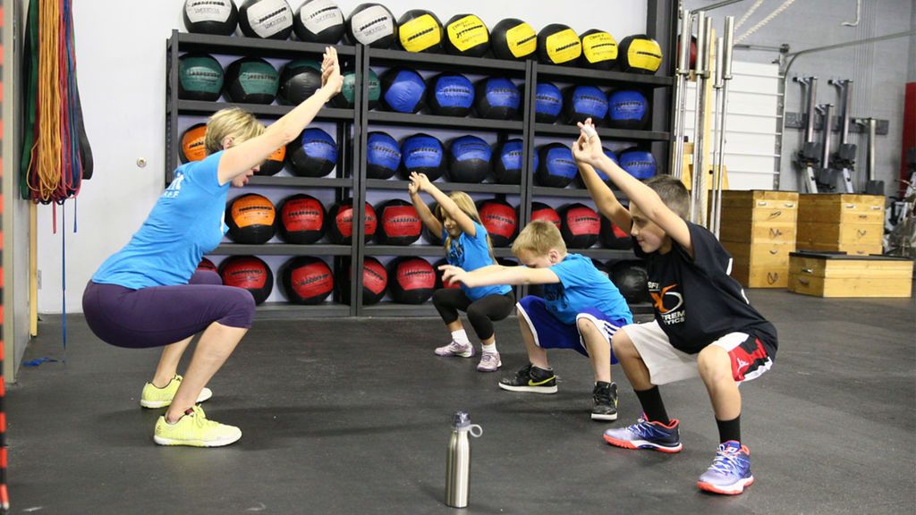 Cinco ejercicios de gimnasio recomendados para adolescentes (y lo que no deberían hacer)