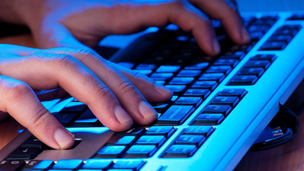 Condenan a 2 años y medio de cárcel a un tuitero por incitar al odio contra las mujeres