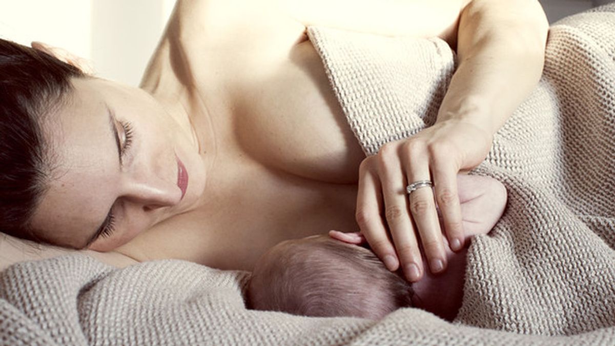 Una estadounidense se convierte en la primer mujer transgénero en dar el pecho a su bebé