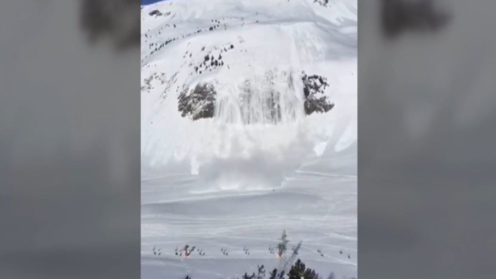 Una impresionante avalancha de nieve alcanza a un esquiador en Baqueira-Beret
