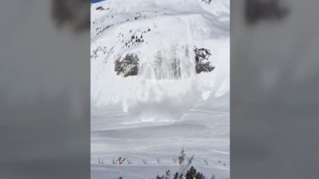 Una impresionante avalancha de nieve alcanza a un esquiador en Baqueira ...
