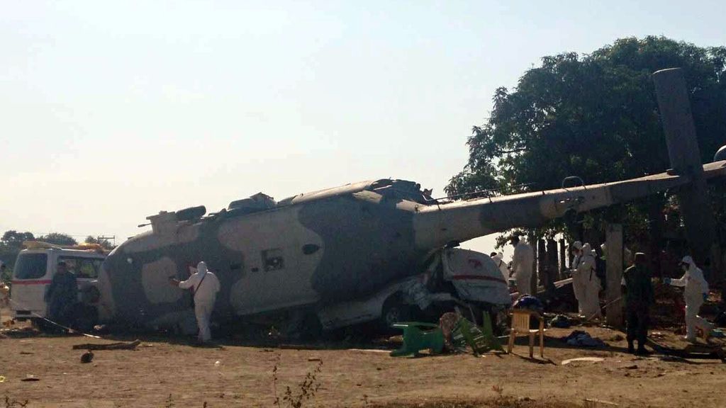 Mueren 13 personas al estrellarse un helicóptero militar mexicano contra dos furgonetas