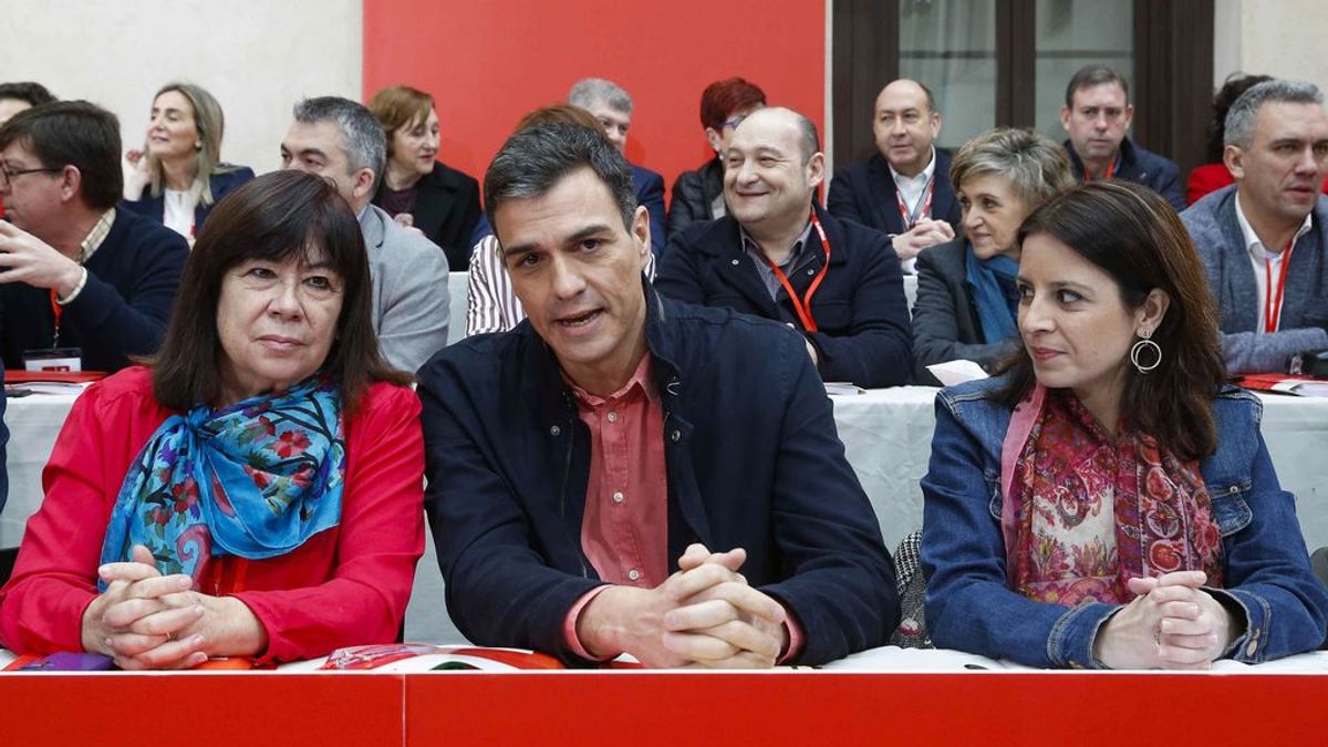 El secretario general del PSOE, Pedro Sánchez (c), junto a la presidenta, Cristina Narbona (i), y la vicesecretaria general, Adriana Lastra (d), durante la reunión del Comité Federal del partido que se celebra en Aranjuez (Madrid)