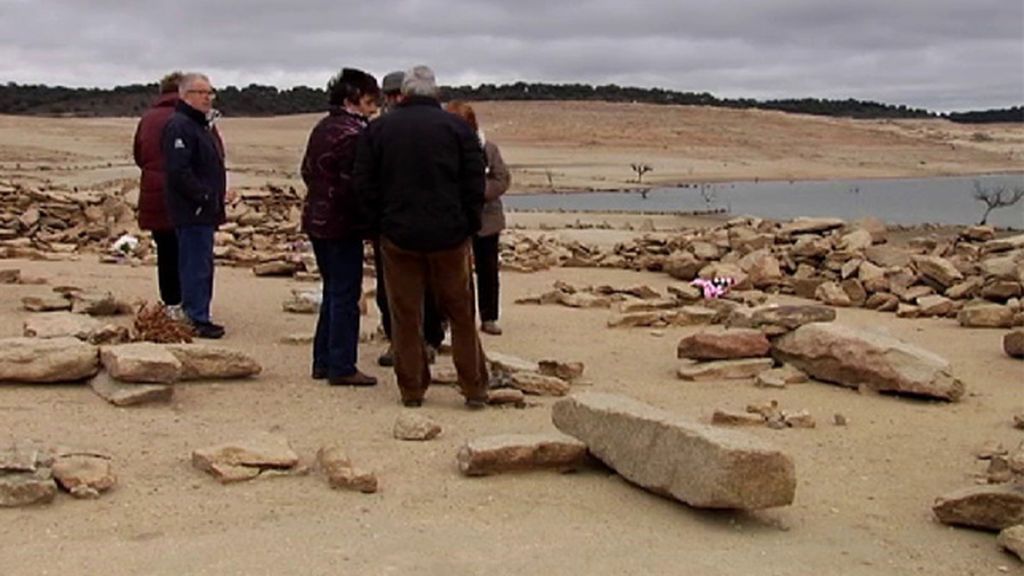 La sequía hace que se pueda volver a ver el cementerio de Villar del Buey