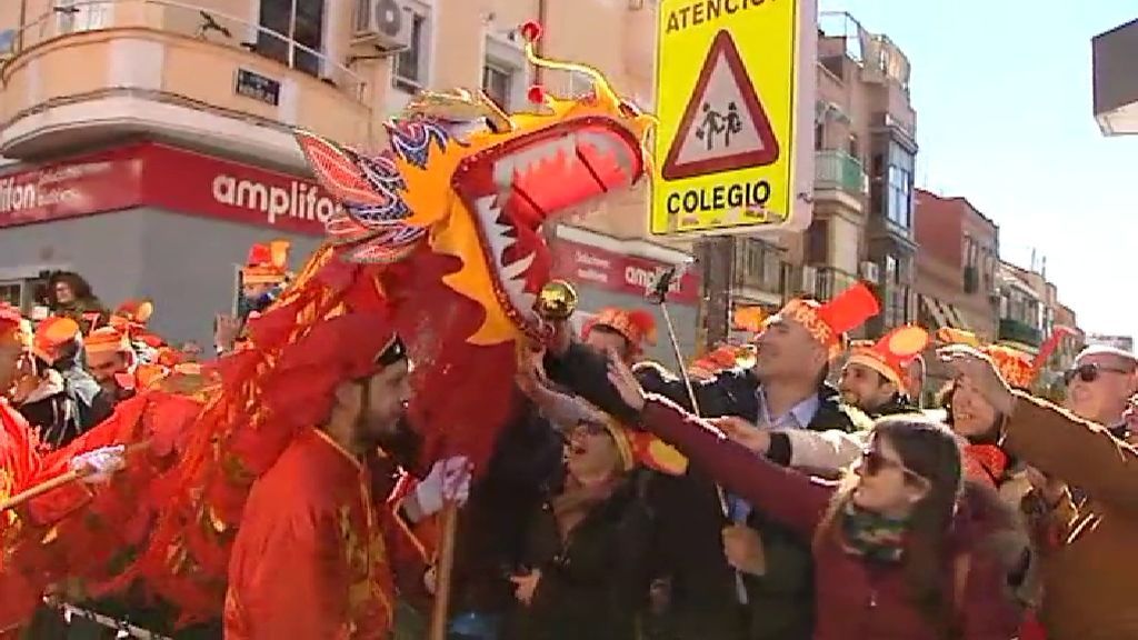 Los dragones de la suerte recorren Usera, el Chinatown de Madrid
