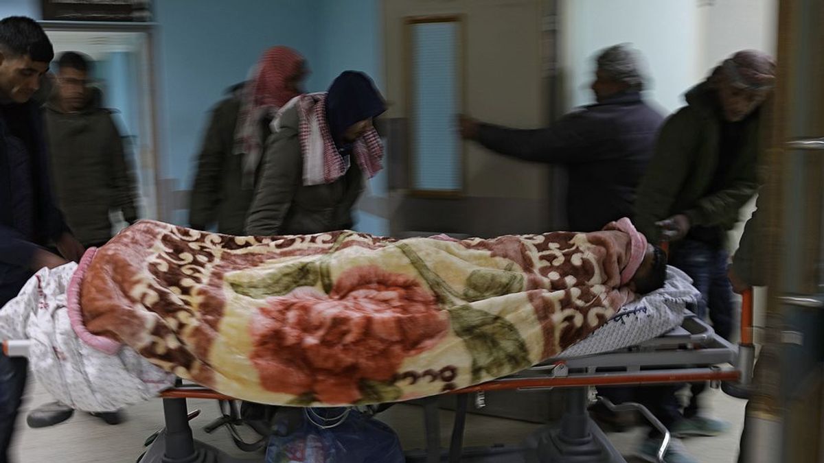Palestinos llevan a un hombre herido al hospital europeo de Rafah
