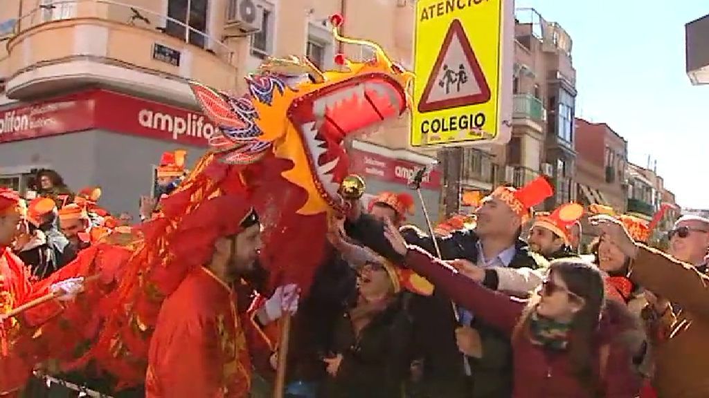 Los dragones de la suerte recorren Usera, el Chinatown de Madrid