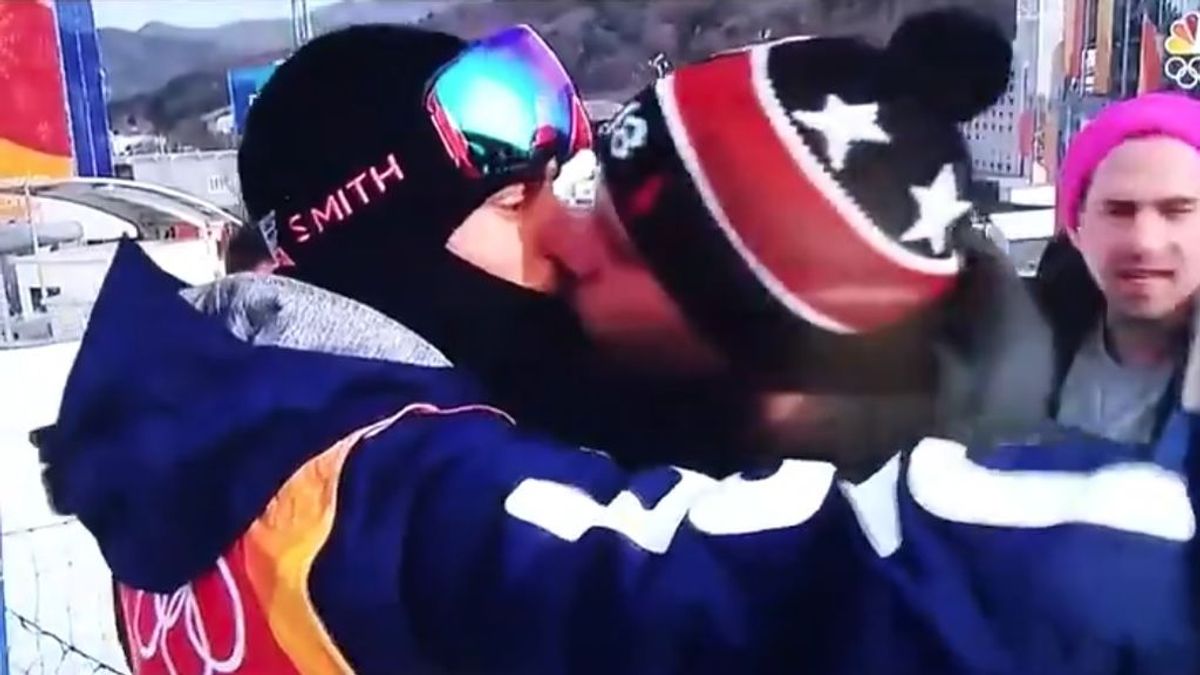 Un esquiador termina  una prueba en los JJOO y besa orgulloso a su novio