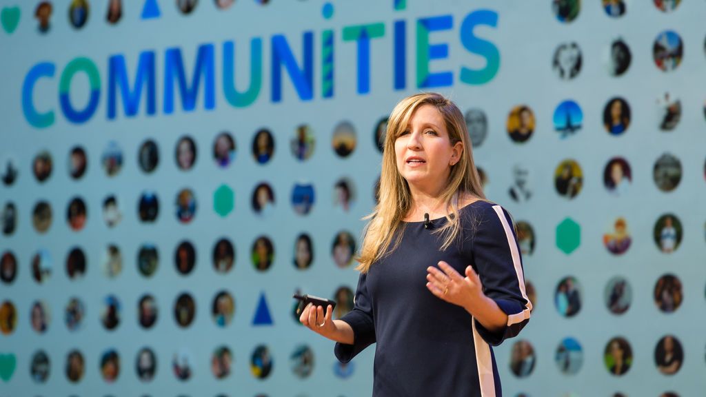 Jennifer Dulski, máxima responsable de grupos y comunidades de Facebook, en el 'Facebook Communities Summit Europe'.