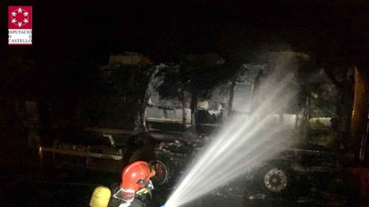El incendio de un camión con mercancías peligrosas, obliga a cortar la AP-7 en Benicarló