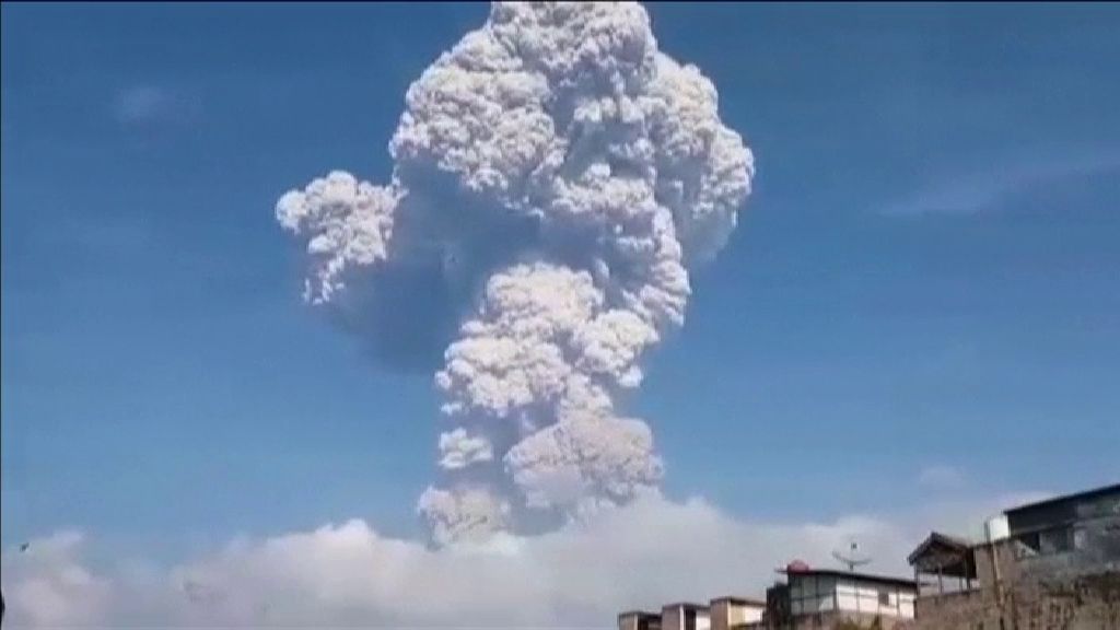 El volcán indonesio Sinabung entra en erupción por cuarta vez en ocho años