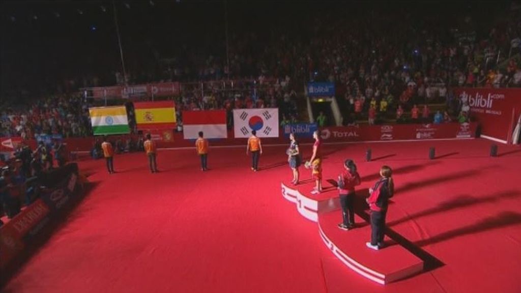 Suena el himno de Pemán durante la final de badminton femenino