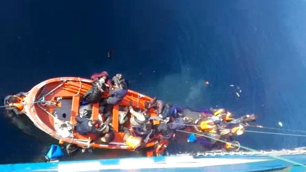 Impresionantes imágenes de un grupo de marineros sin experiencia en rescates salvando la vida de 35 migrantes