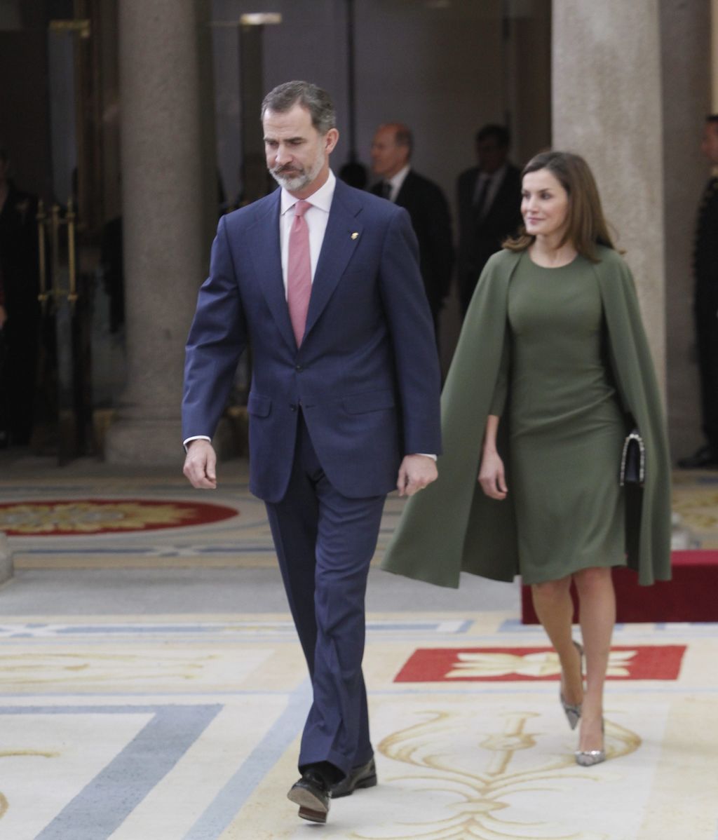 El rey Felipe VI, con gesto serio, lucía un traje azul marino con corbata roja
