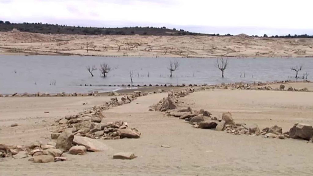 El cementerio de Villar del Buey sale a flote por la sequía