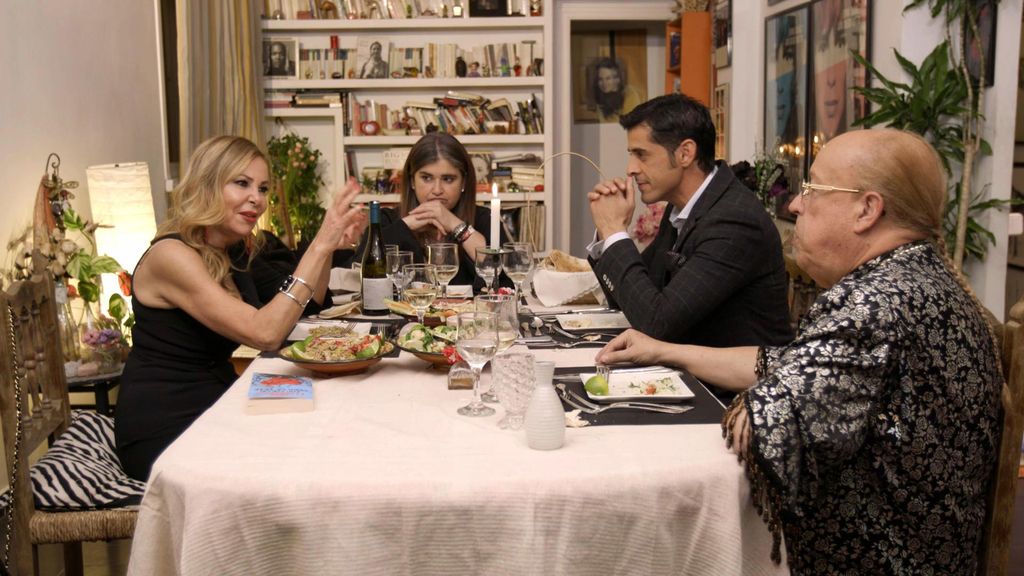 Ana Obregón, Lucía Etxebarria, Rappel y Víctor Janeiro, en la primera edición de 'Ven a cenar conmigo: Gourmet edition'.