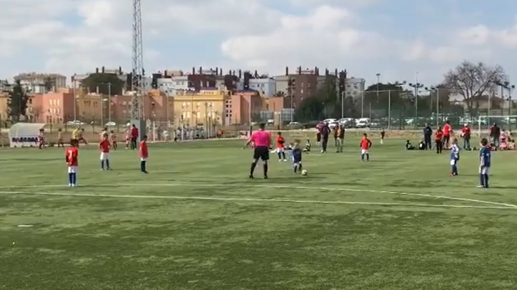 La lección de deportividad de un padre después de que el equipo de su hijo marcase gol con el portero rival en el suelo