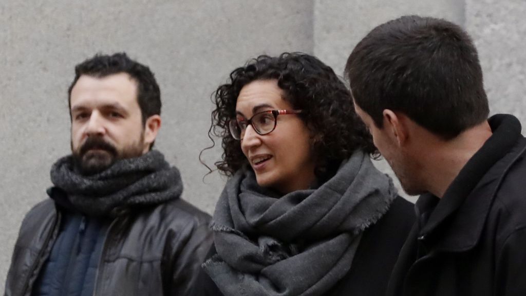 La secretaria general de ERC, Marta Rovira llega al Supremo arropada por los suyos