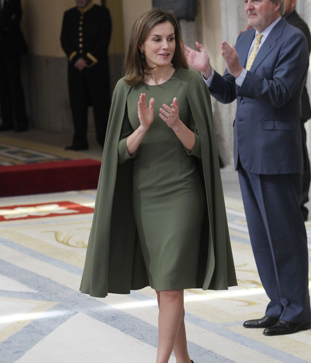 Letizia Ortiz repite con vestido capa verde oliva en los 'Premios Nacionales del Deporte'