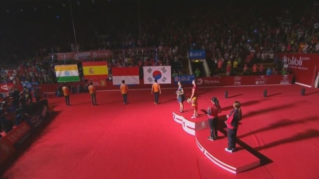 Suena el himno de Pemán durante la final de badminton femenino
