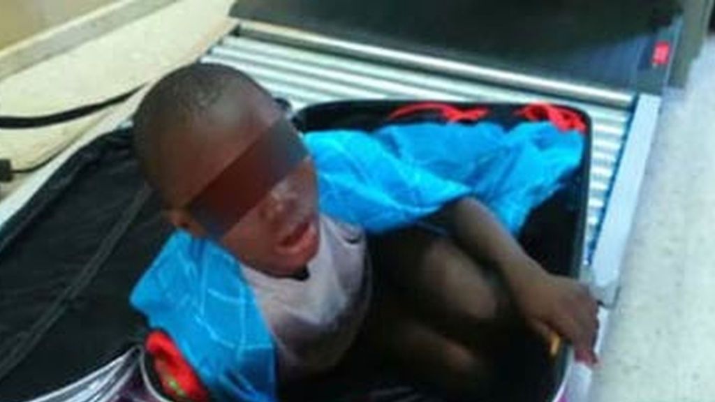 El padre que intentó introducir a su hijo en España en una maleta, multado con 224 euros
